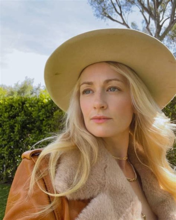 Beth Behrs Physical Traits