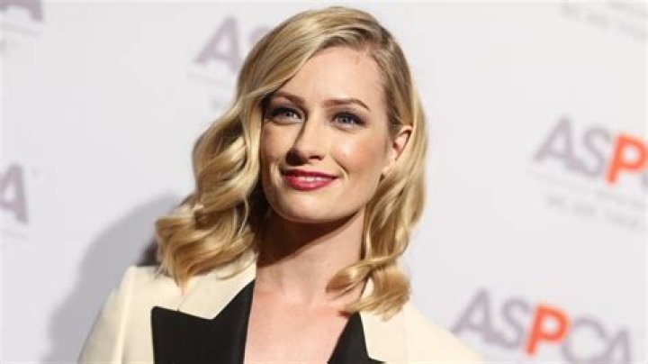 Beth Behrs Realtionship Status
