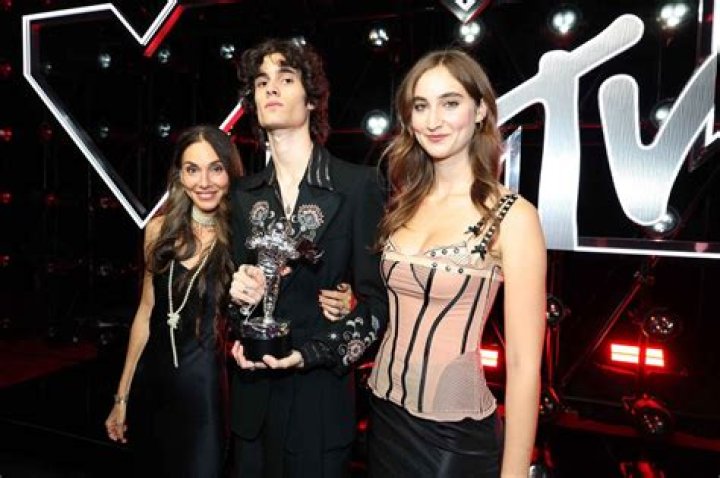 Henry Zaga's Age, Bio, Wiki, Height, Net Worth, Parents, Family, Girlfriend
