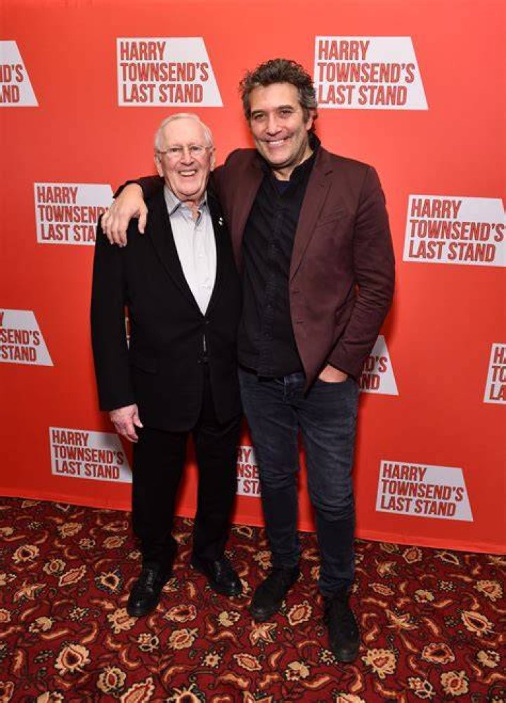 Image of Len Cariou height is 5 feet and 7 inches.