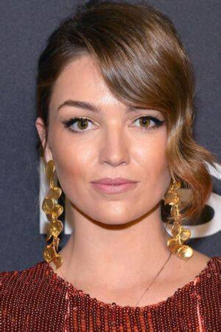Lili Simmons BioGraphy Lili Simmons BioGraphy
