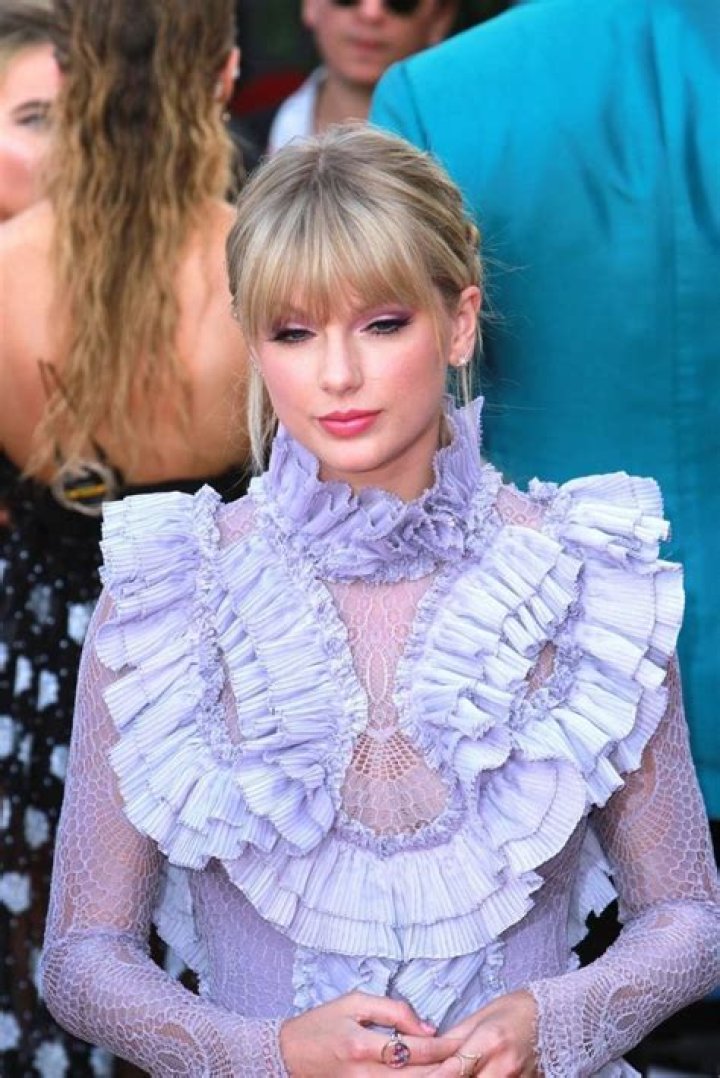 Taylor Swift’s Height, Weight, Dating History, Body Measurements, Net Worth & More