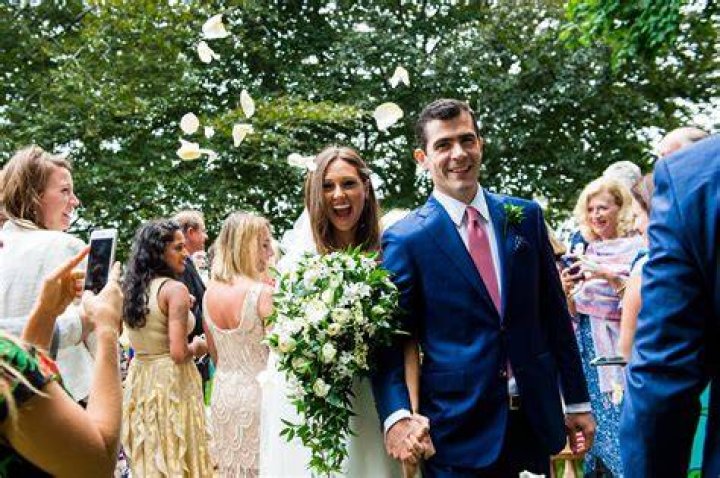 The wedding picture of Lindsay Hartley and Justin Hartley